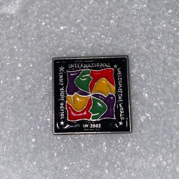 Vintage 2002 Toledo Sister Cities International Welcomes The World Enamel Pin - Picture 1 of 2